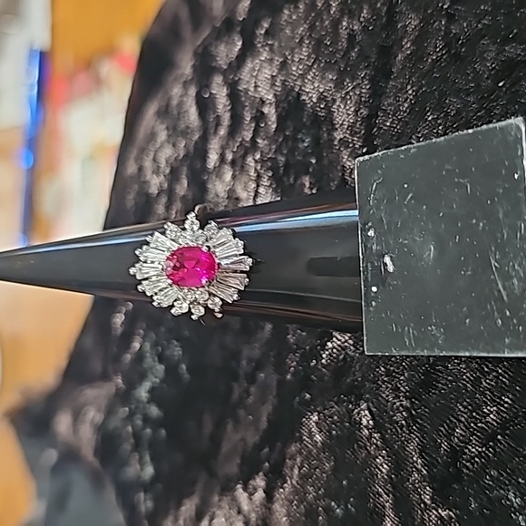 GORGEOUS Goldtone Ring size 8 - Picture 2 of 5